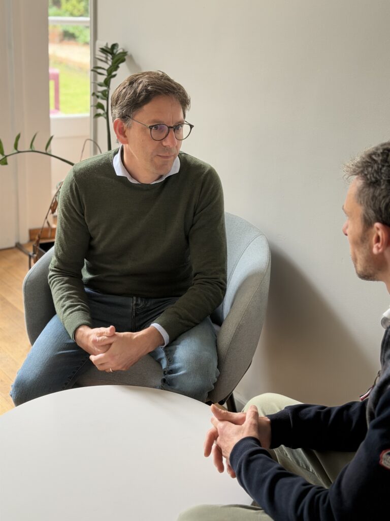 Olivier Demaegdt en conversation avec un dirigeant